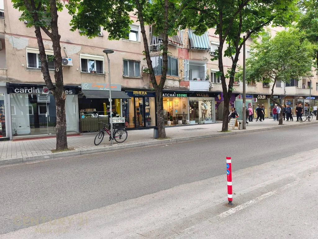 DYQAN ME QIRA PRANE DREJTORISE SE POLICISE, TIRANE! - 1