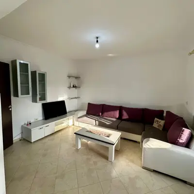 (KOMISIONI 0) Jepet me qera apartament 1+1+Ballkon+1 dhome gatimi ne Laprake 40,000 Leke/ Muaj
