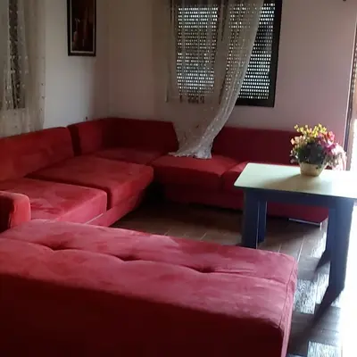 APARTAMENT 1+1. 40000 LEKE.ISH PARKU I AUTOBUZAVE